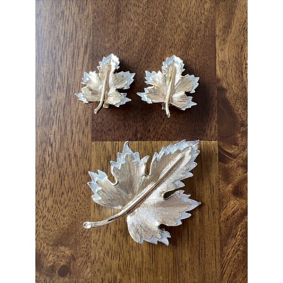 Pair Of Gold/Silver Tone Maple Leaf ClipOn Earrings And Matching Lapel Pin - Picture 1 of 8